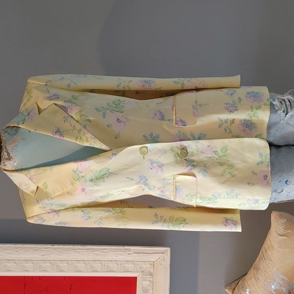 Escada Jackets & Blazers - ESCADA 100% silk Floral yellow Easter jacket Blazer 36 M